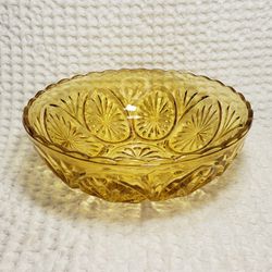 Anchor Hocking MEDALLION Honey Gold Chip / serving bowl Star & Cameo 8" wide and 2 3/4" H .