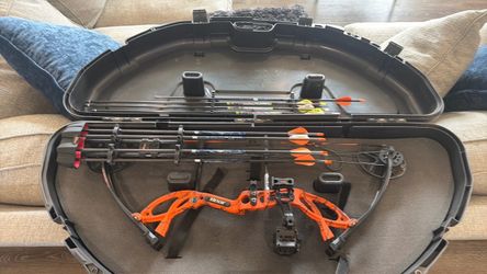 Bear Cruzer g-2 with case and arrows.