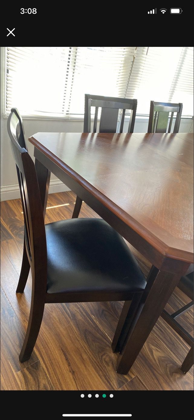 Barely used brand new 4 chairs and a bench wood dining table $400