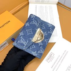 A women's Louis Vuitton wallet