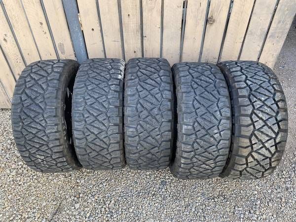 (5) Jeep Sahara 20 inch wheels and Nitto Ridge Grappler tires