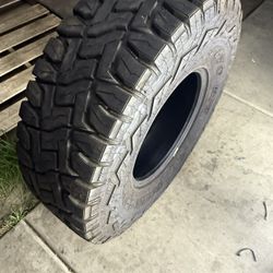 (37x12.50R17) Tire