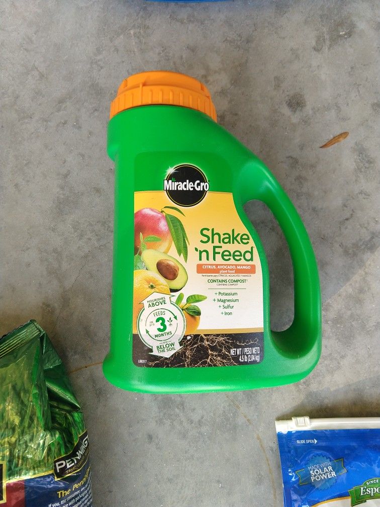Miracle Grow Shake N Feed