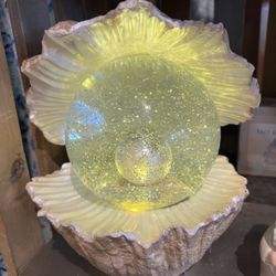 Battery Operated Seashell Glitter Globe 