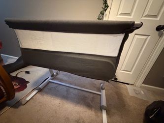 Baby Bedside Bassinet with Mesh Sides