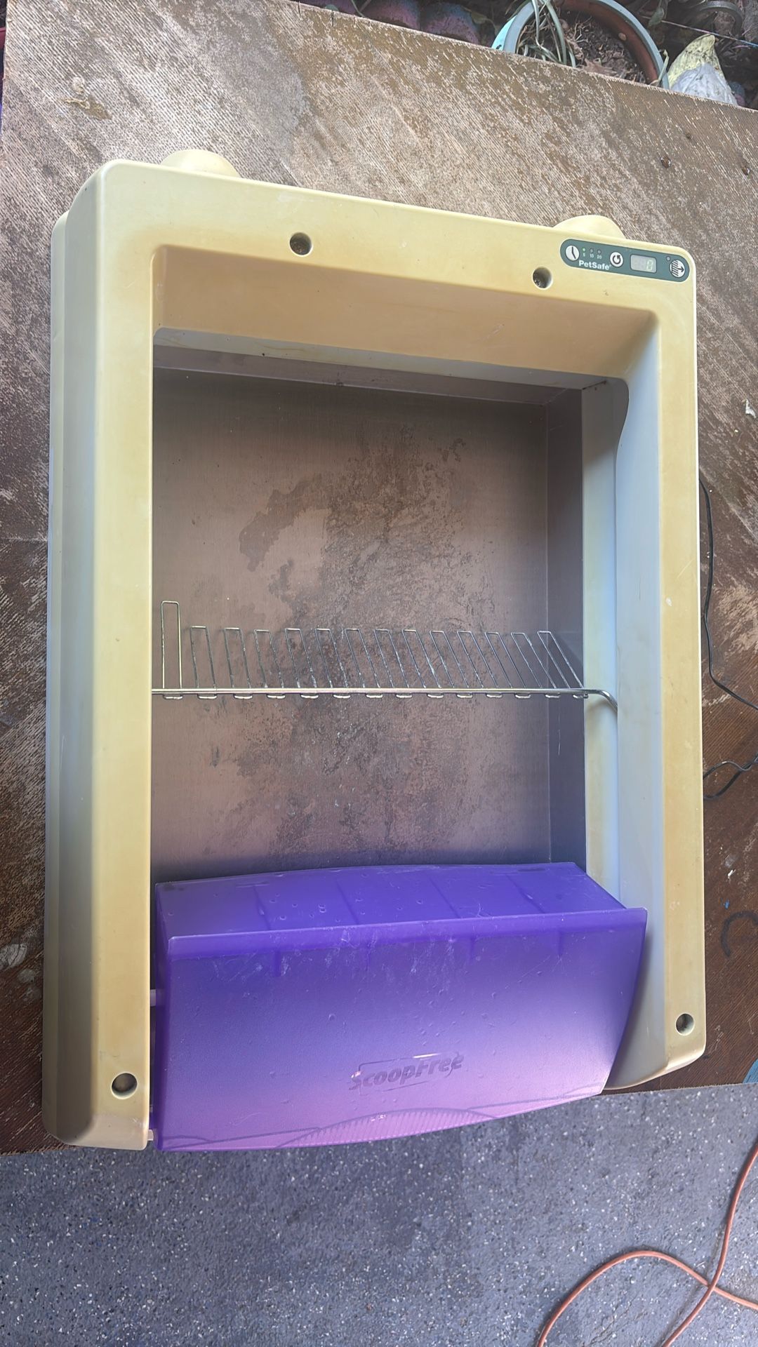 Self- Cleaning Litter Box