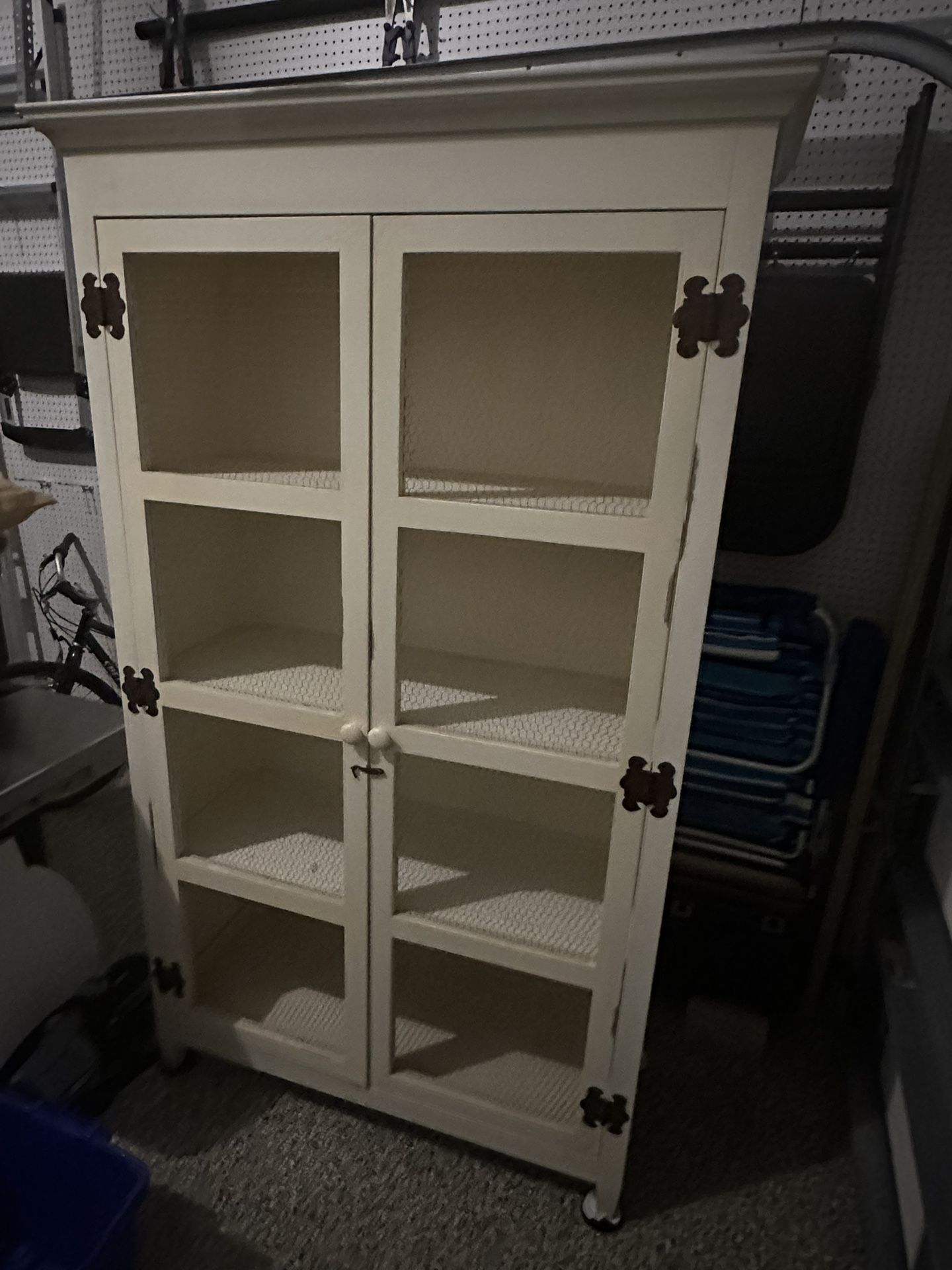 Elegant Wood Hutch Cabinet – Great Storage & Display!