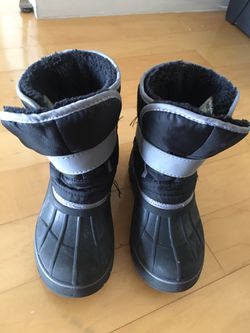 Kids size 11/12 winter snow boots