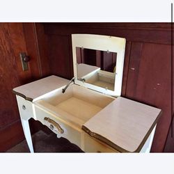 Vanity / Desk - great condition, 2/3 drawers plus mirror - OBO