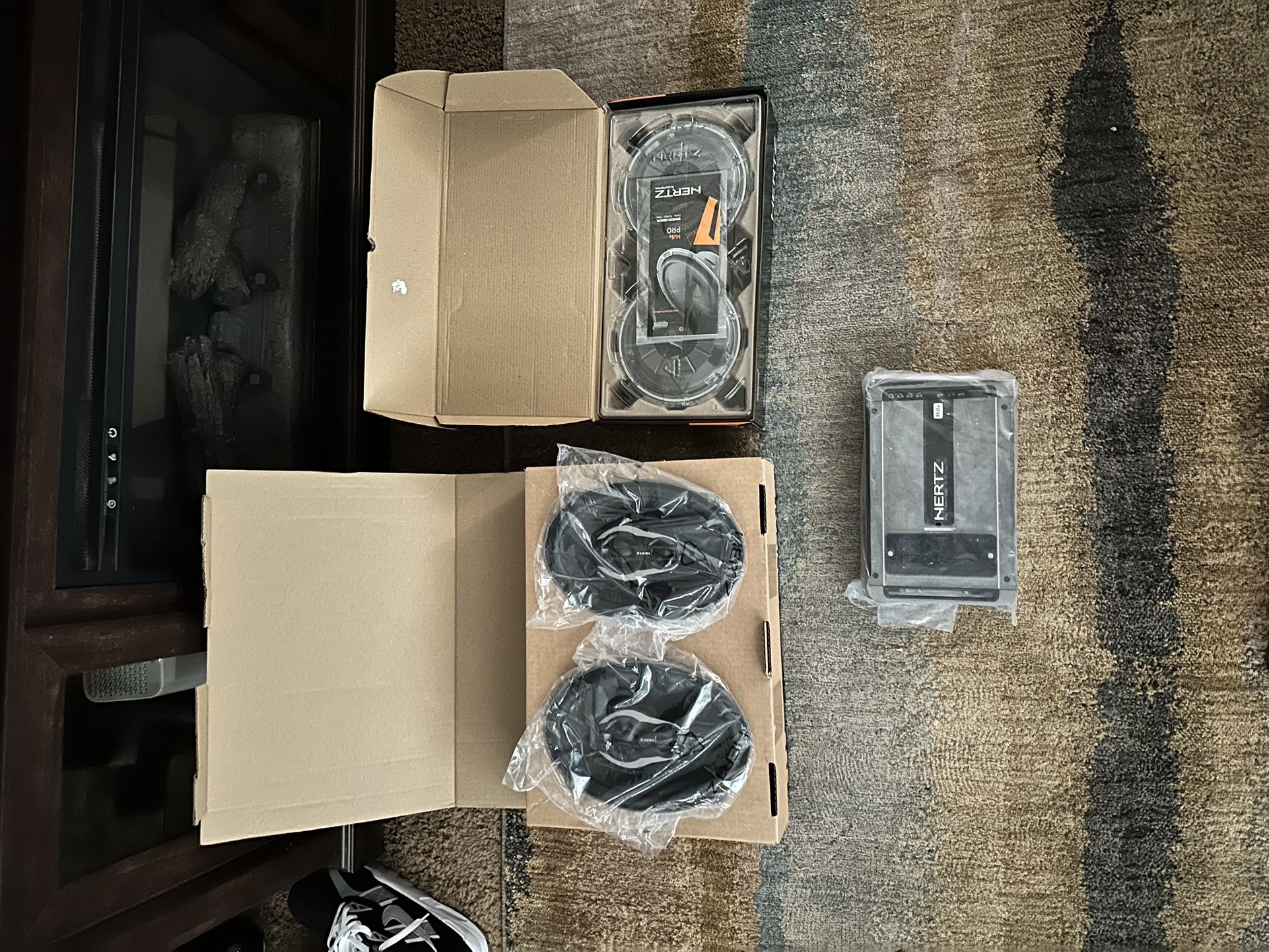 HERTZ AMPLIFIER AND HERTZ SPEAKERS