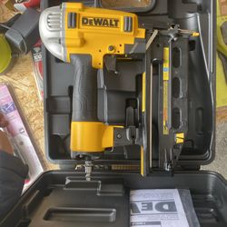 Dewalt DWFP71917 Pneumatic 16-Gauge 2-1/2 in Precision Point Finish Nailer