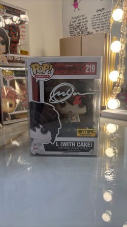 L with cake signed by Alessandro Juliani Authenticated