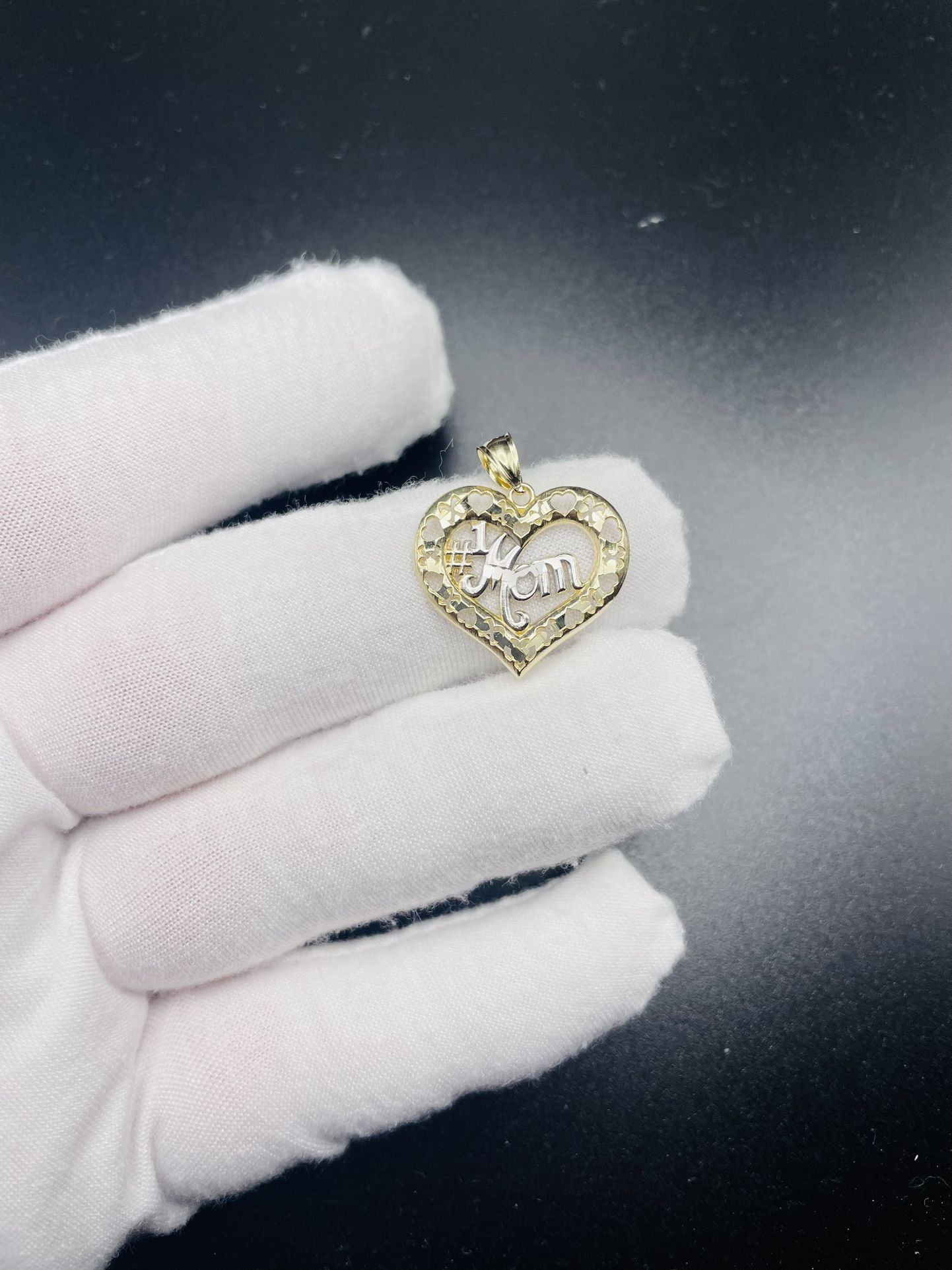 10K Mom Heart Pendant