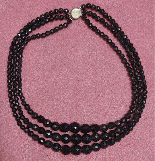 Vintage Ladie's TRI-LAYERED BLACK GEOMETRIC BEADED Necklace EXCELLENT CONDITION!😇 Please Read Description.