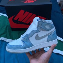 Nike Air Jordan 1 Hyper Royal 
