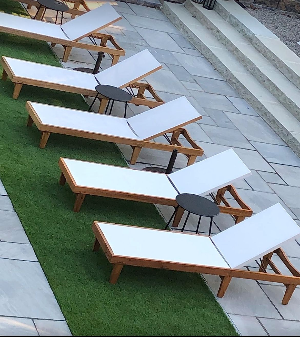 1 Chair White Outdoor Mesh Chaise Lounge with Acacia Wood Frame