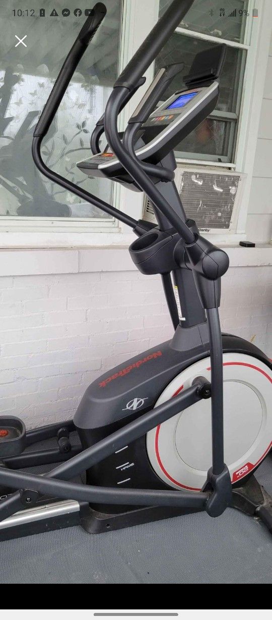 NORDICTRACK E 9.0 ELLIPTICAL MACHINE( LIKE NEW & DELIVERY AVAILABLE TODAY)