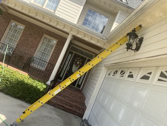 24 ft fiberglass. Nonconductive, 375 lb capacity. Stored in garage. Cannot deliver. Pickup in Apex.