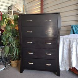 🔴 Bonito Solid Wood Tall Dresser In Good Working Condition 🔴