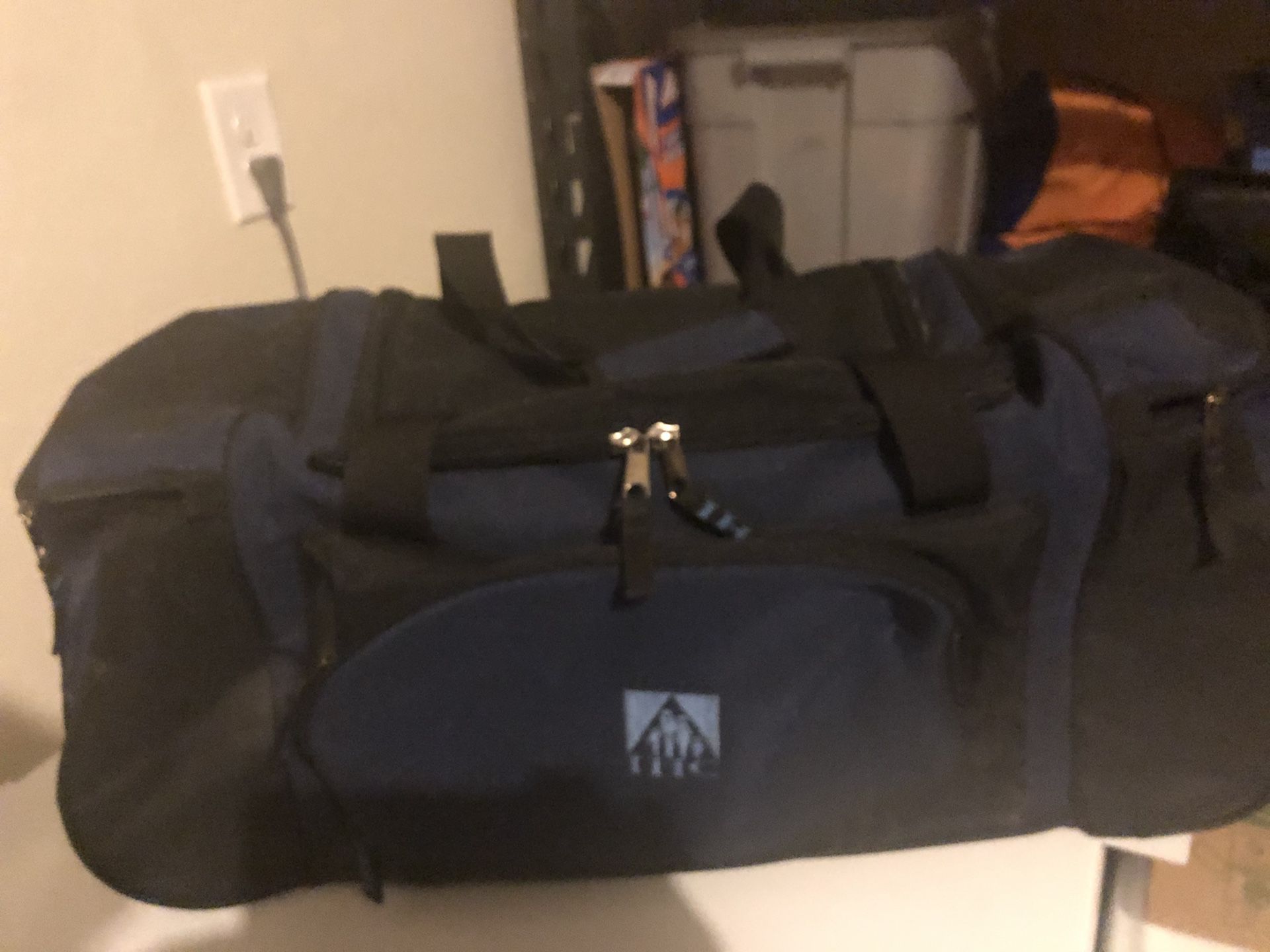 Duffle Bag/Suitcase w/ Handle & Wheels/ Excellent Condition