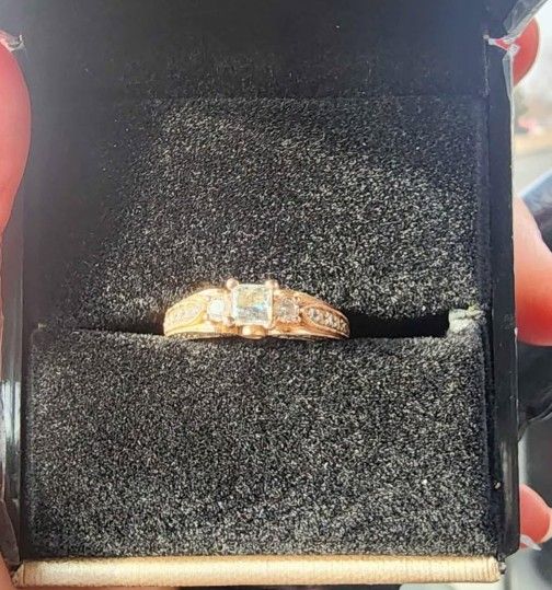 Custom 1CT Diamond Wedding Ring – 14K Rose Gold – Size 7- 7.5
Crafted by Fred Meyer Jewelers | Verified Diamonds | Includes Original Work Order