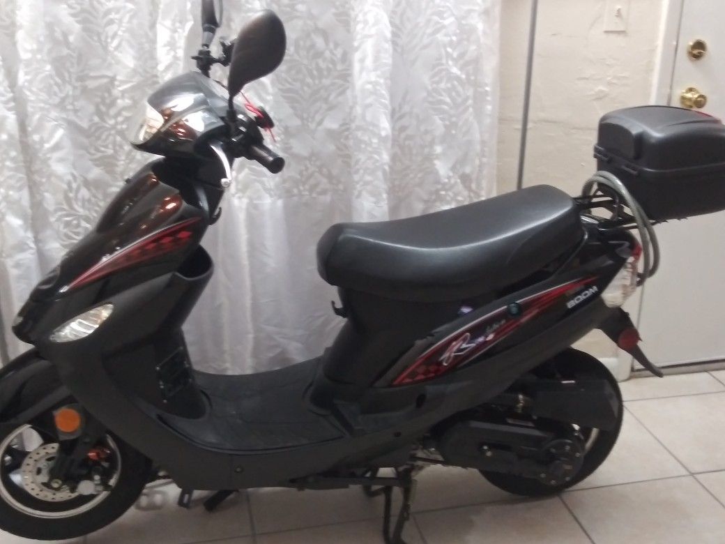 Motocicleta SCOOTER 2018. four time