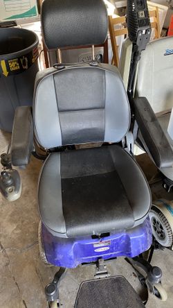 Handicapped wheelchair Mobility scooter like hover round turns in place model