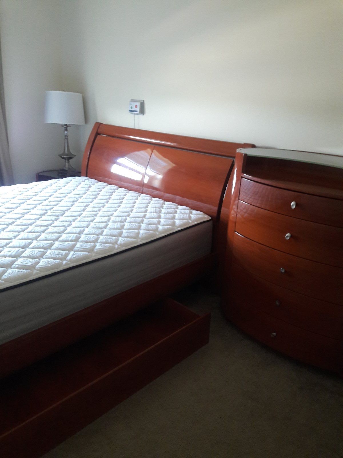 Queen Bedroom Set ( Lacquer wood Finish ) for Sale in Bellwood, IL