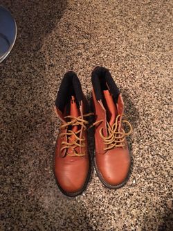 Womans boots s# 8”