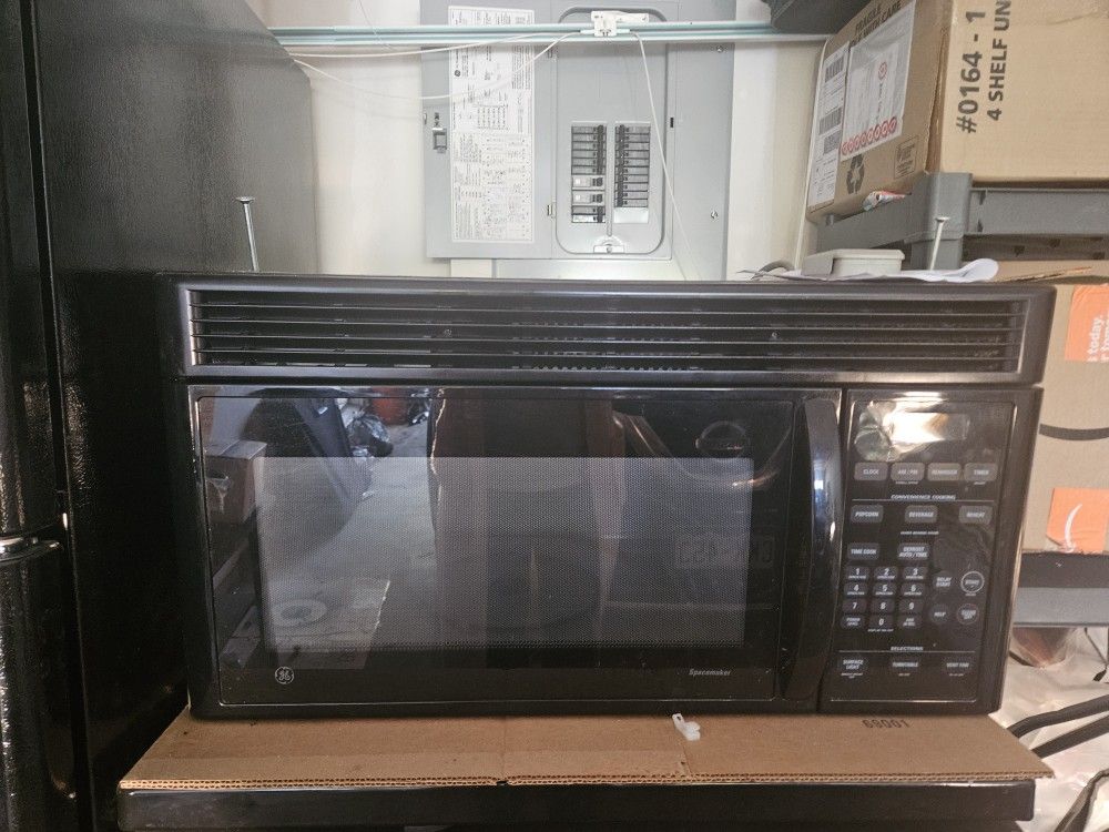 GE  Kitchen Appliance Bundle – Fridge, Stove, & Microwave – $150 (Cash Only)