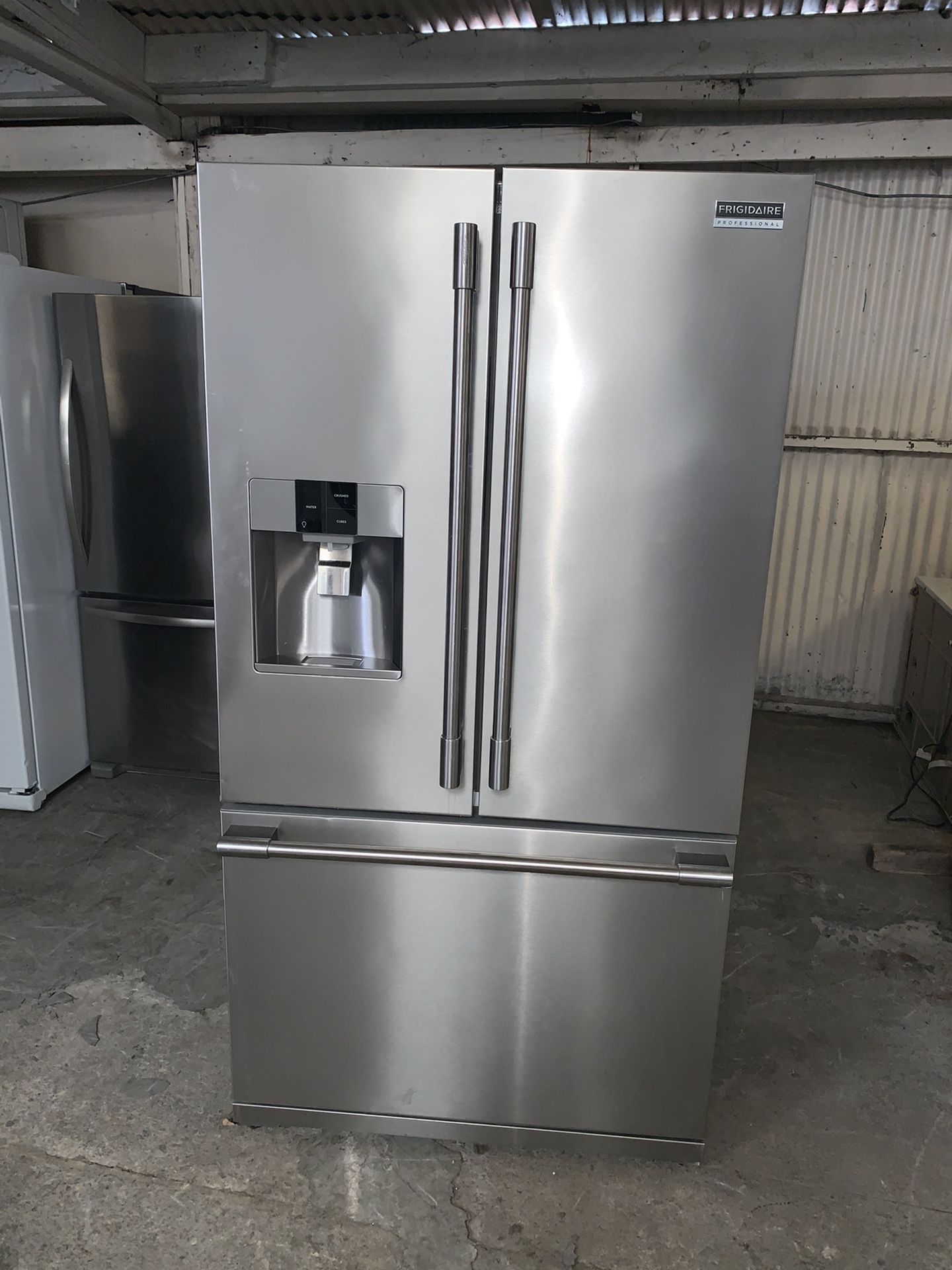 Fridge Frigidaire good condition 3 doors 90 days warranty refry Frigidaire buenas condiciones 3 puertas 90 dias de garantía