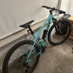Trek Marlin 7 - Miami Green W/ Abus Bontrager Pro Keyed Folding Lock