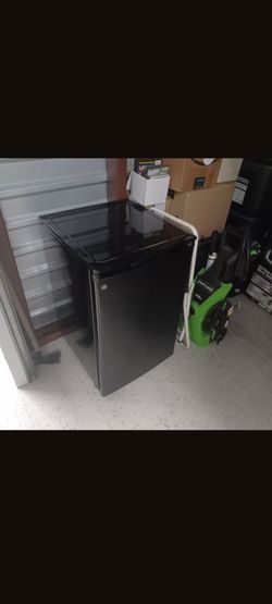 General Electric Mini Fridge.  Barely Used.  Great Condition.