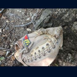 MIZUNO  "YOUTH " CATCHERS GLOVE  ( SEE PICS) PRICE  "FIRM " NO OFFERS AND ALL SALES ARE "FINAL " LOCATED IN GLENDORA!!!