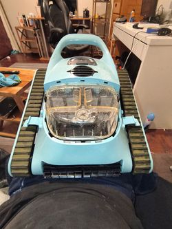 Pool vacuum cleaner robot