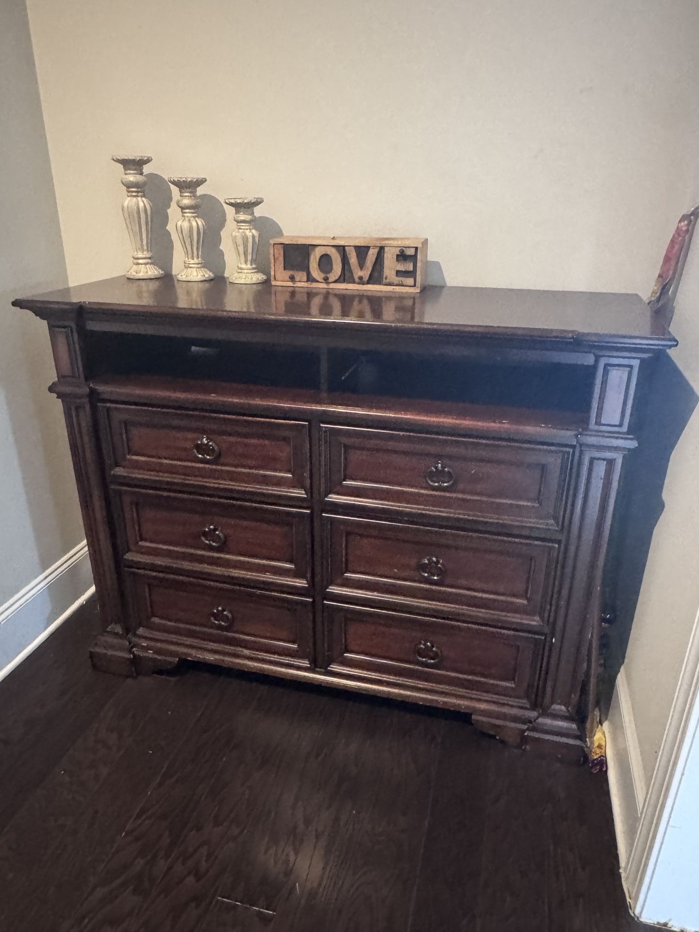 Dresser solid wood