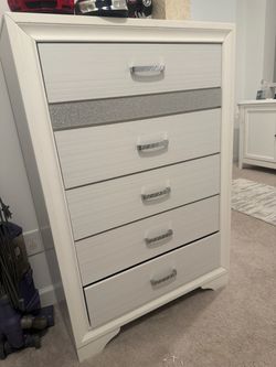 Chest of drawer