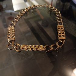 Beautiful Gold Tone Vintage Necklace. 