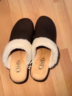 Cliffs by White Mountain Brown Sherpa Lined Faux Leather Clogs - 5 1/2 - like new