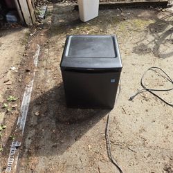 Compact & Cool – Danby Design Mini Fridge for Sale!