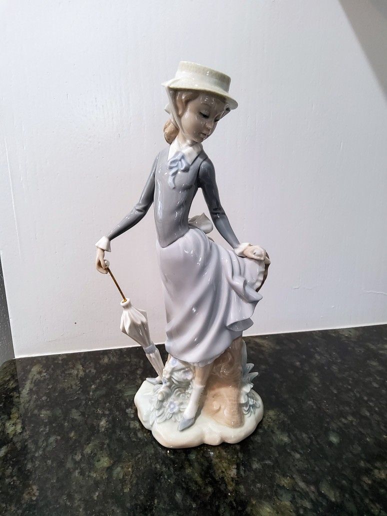 LLadro Porcelain Figurine - "Young Lady in Trouble"