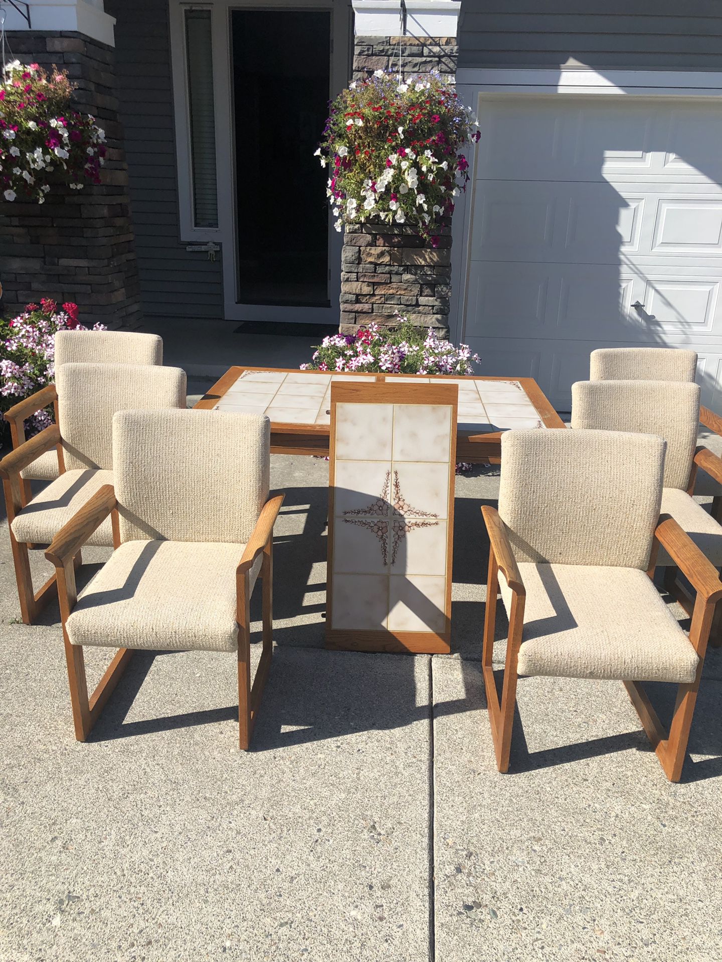 Heavy duty table with a leaf and 6 chairs.
