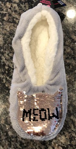NWT Fluffy Slippers Size M/L (8-10)