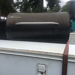 Tragger  BBQ Smoker/ Bbq This Is The Large Size  No Rust On The Grills In Good Shape Needs Igniter Or Auger