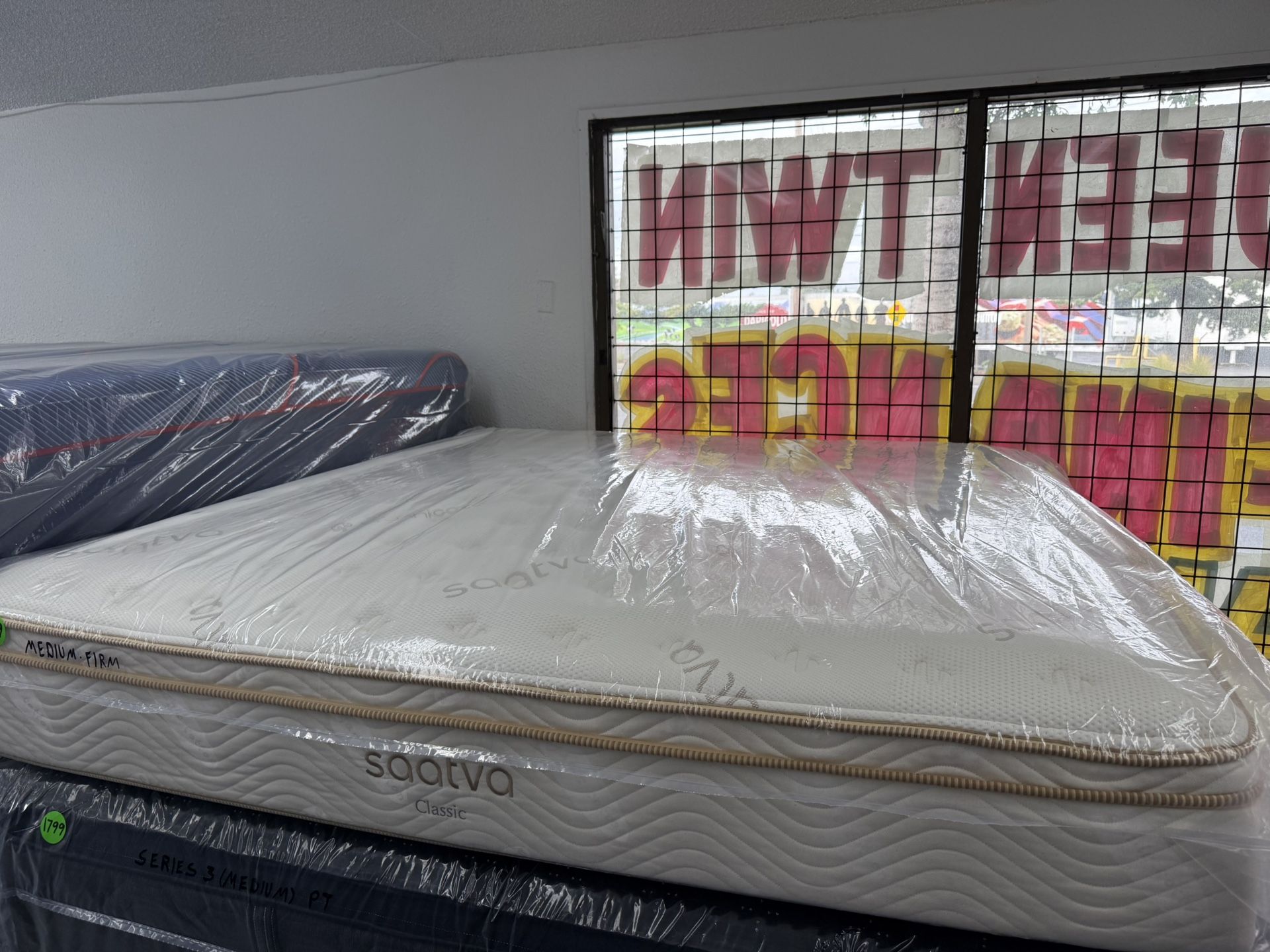 KING SIZE SAATVA CLASSIC MATTRESS & BOX SPRINGS BED SET