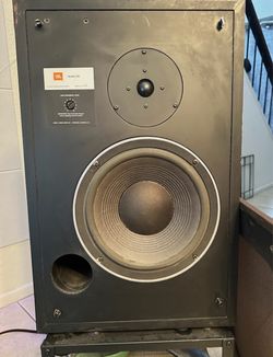 Very nice pair of Vintage JBL L40 stereo speakers.