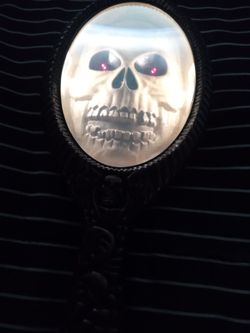 Gothic scarry hand held mirror, pick it up and 3 dimensional skelton face lights up with red eyes with scarry sounds, from the 70's perfect gag works