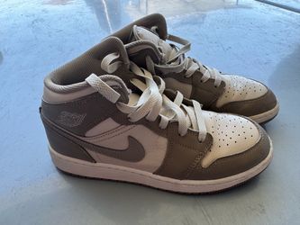 Mid Air Jordan 1