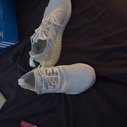 Women’s size 7 Adidas, tennis shoes