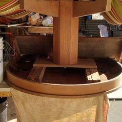 Round Pedestal Table w-2 Leaves